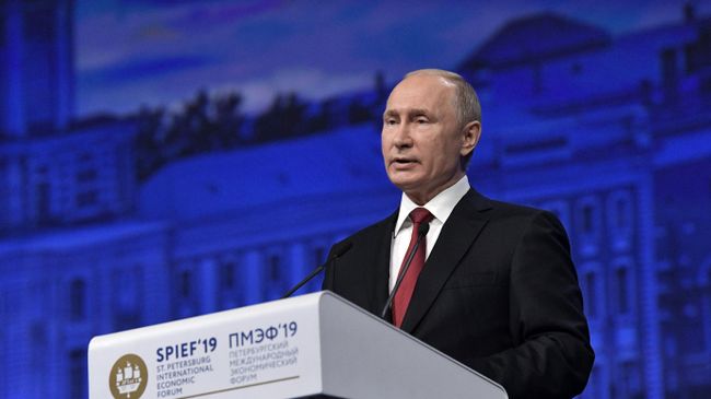Президент РФ Владимир Путин выступает на пленарном заседании Петербургского международного экономического форума 2019 Президент РФ Владимир Путин выступает на пленарном заседании Петербургского международного экономического форума 2019