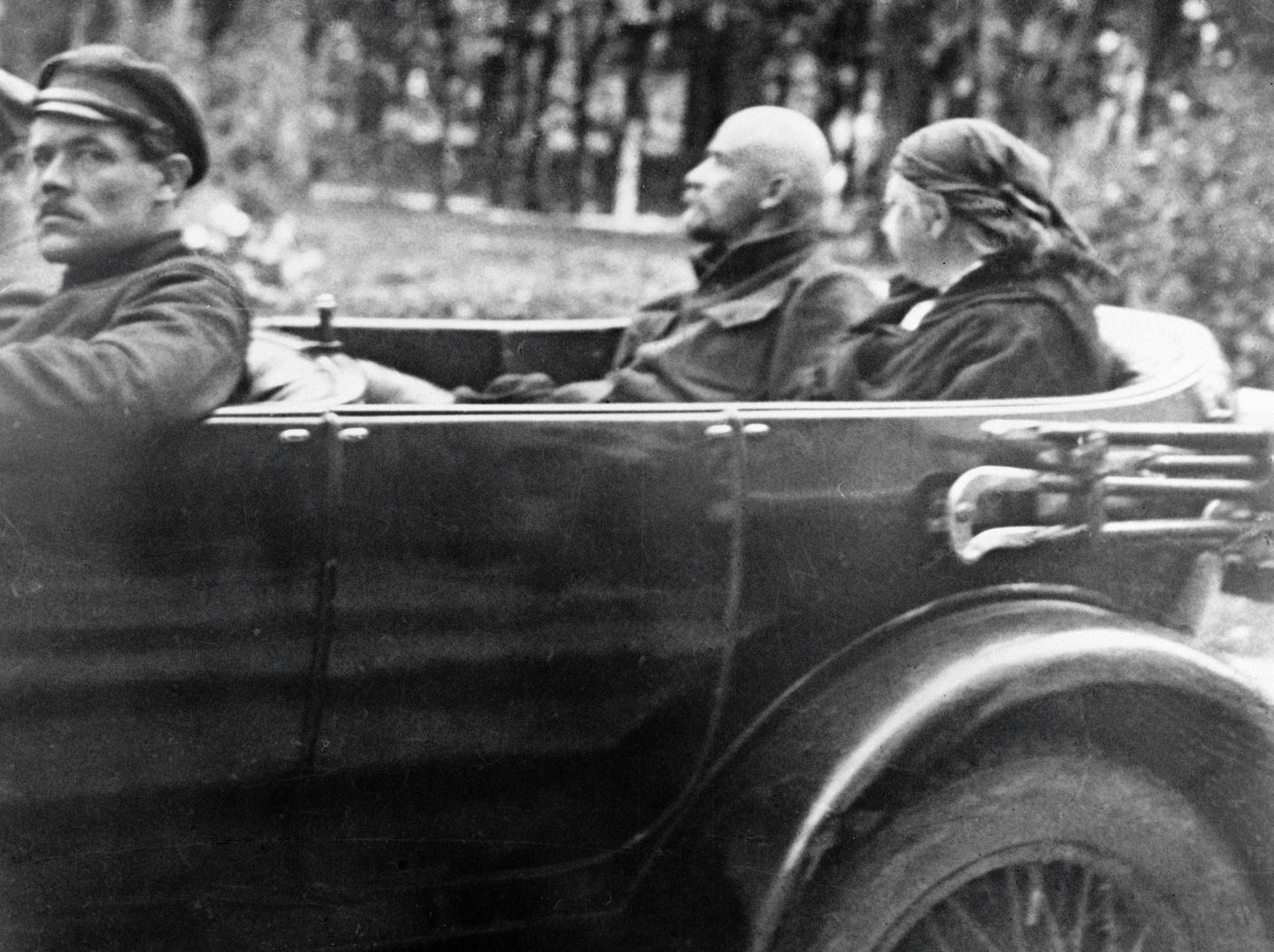 Владимир Ленин и Надежда Крупская на прогулке в окрестностях Горок во время отдыха В. И. Ленина после болезни Владимир Ленин и Надежда Крупская на прогулке в окрестностях Горок во время отдыха В. И. Ленина после болезни