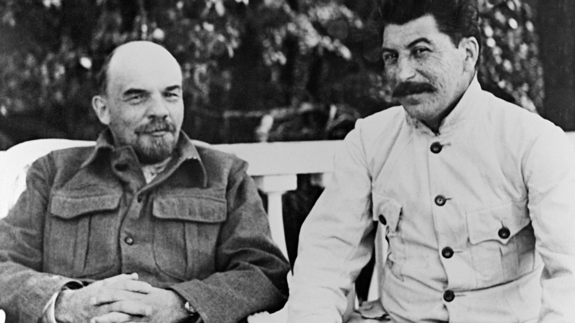 Владимир Ленин и Иосиф Сталин в Горках Владимир Ленин и Иосиф Сталин в Горках - РИА Новости, 1920, 08.06.2019