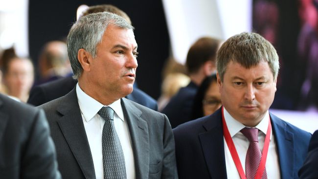 Председатель Государственной Думы РФ Вячеслав Володин и первый заместитель руководителя Аппарата Государственной Думы РФ Игорь Дивейкин на Петербургском международном экономическом форуме 2019 Председатель Государственной Думы РФ Вячеслав Володин и первый заместитель руководителя Аппарата Государственной Думы РФ Игорь Дивейкин на Петербургском международном экономическом форуме 2019