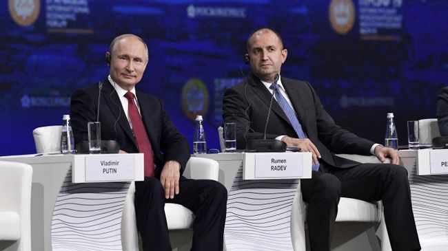 Президент РФ Владимир Путин и президент Болгарии Румен Радев на Петербургском международном экономическом форуме Президент РФ Владимир Путин и президент Болгарии Румен Радев на Петербургском международном экономическом форуме