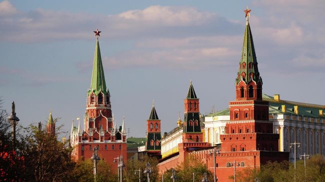 Троицкая, Комендантская, Оружейная и Боровицкая башни Московского Кремля Троицкая, Комендантская, Оружейная и Боровицкая башни Московского Кремля