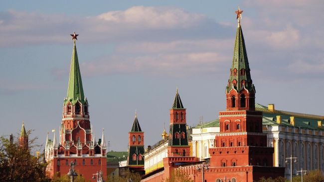 Троицкая, Комендантская, Оружейная и Боровицкая башни Московского Кремля Троицкая, Комендантская, Оружейная и Боровицкая башни Московского Кремля