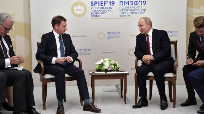 Президент РФ Владимир Путин и премьер-министр федеральной земли Саксония Михаэль Кречмер во время встречи на полях ПМЭФ-2019