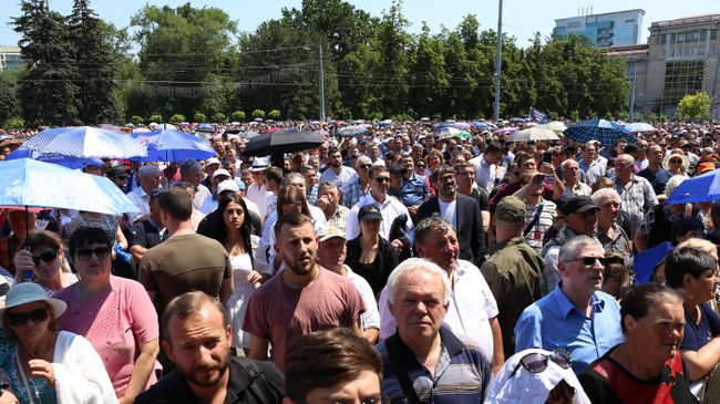 Участники акции протеста против решения Конституционного суда Молдавии назначить исполняющим обязанности главы государства Павла Филипа, у здания правительства Молдавии в Кишиневе. 9 июня 2019 Участники акции протеста против решения Конституционного суда Молдавии назначить исполняющим обязанности главы государства Павла Филипа, у здания правительства Молдавии в Кишиневе. 9 июня 2019