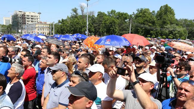 Участники акции протеста против решения Конституционного суда Молдавии назначить исполняющим обязанности главы государства Павла Филипа, у здания правительства Молдавии в Кишиневе. 9 июня 2019 Участники акции протеста против решения Конституционного суда Молдавии назначить исполняющим обязанности главы государства Павла Филипа, у здания правительства Молдавии в Кишиневе. 9 июня 2019