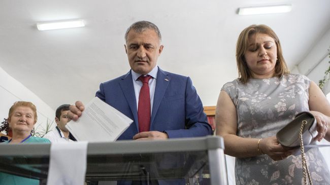 Президент Южной Осетии Анатолий Бибилов с супругой Линдой Кумаритовой голосуют на парламентских выборах в Южной Осетии. 9 июня 2019 Президент Южной Осетии Анатолий Бибилов с супругой Линдой Кумаритовой голосуют на парламентских выборах в Южной Осетии. 9 июня 2019