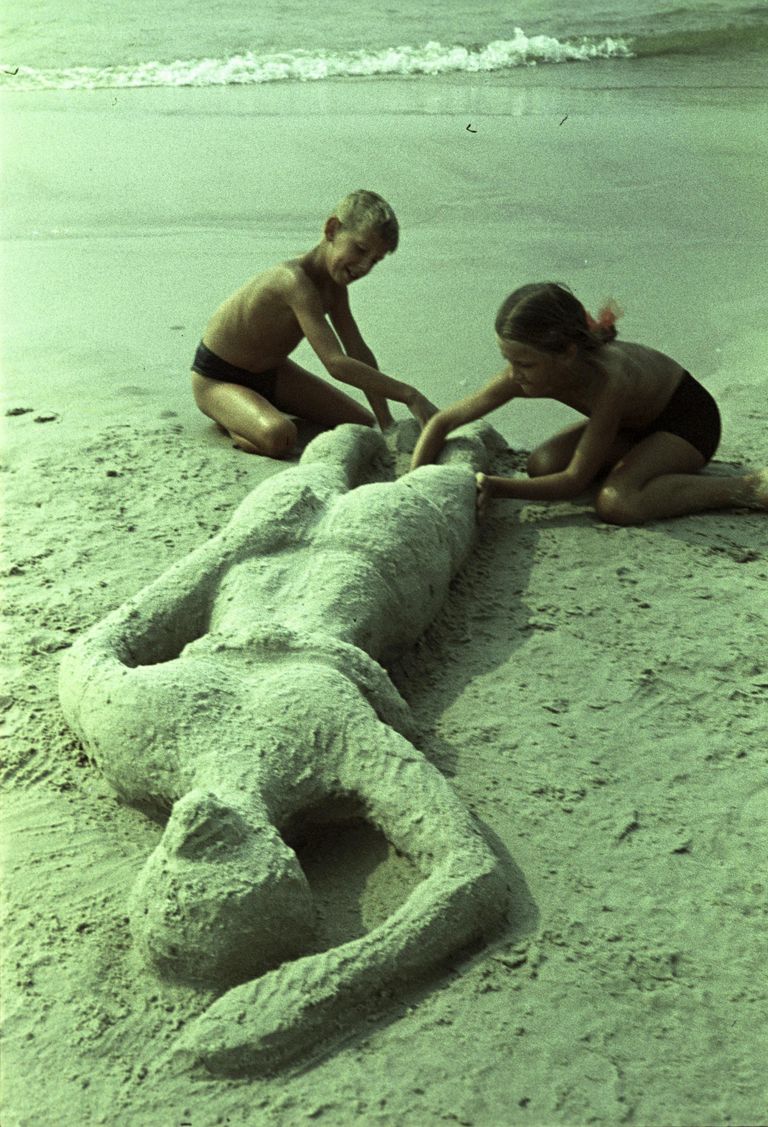 Фотовыставка АПН-64. Так загорает мама (курорт Паланга) Фотовыставка АПН-64. Так загорает мама (курорт Паланга)