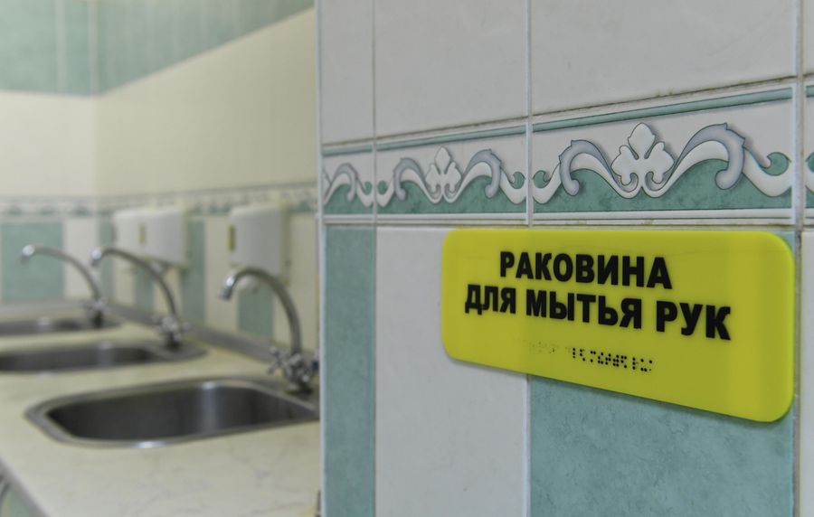 Все таблички в интернате дублируются шрифтом Брайля Все таблички в интернате дублируются шрифтом Брайля