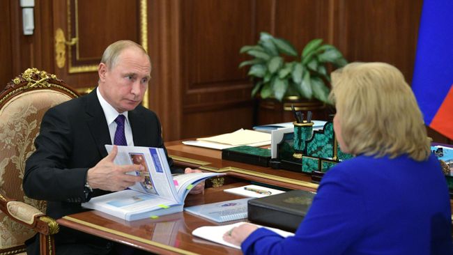 Владимир Путин и Уполномоченный по правам человека Татьяна Москалькова во время встречи. 10 июня 2019 Владимир Путин и Уполномоченный по правам человека Татьяна Москалькова во время встречи. 10 июня 2019