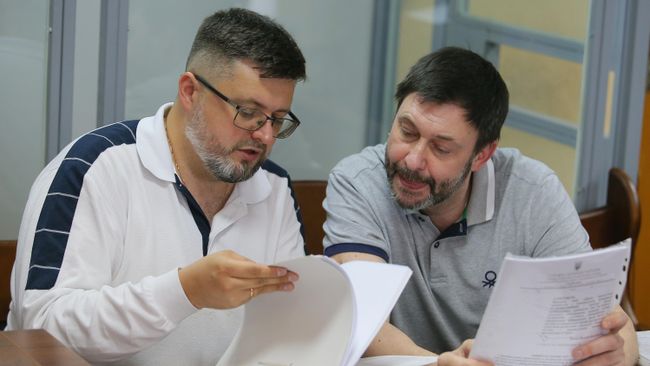 Руководитель портала РИА Новости Украина Кирилл Вышинский и его адвокат Андрей Доманский на заседании Подольского районного суда Киева. 10 июня 2019 Руководитель портала РИА Новости Украина Кирилл Вышинский и его адвокат Андрей Доманский на заседании Подольского районного суда Киева. 10 июня 2019