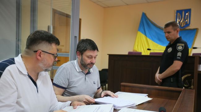 Руководитель портала РИА Новости Украина Кирилл Вышинский и его адвокат Андрей Доманский на заседании Подольского районного суда Киева. 10 июня 2019 Руководитель портала РИА Новости Украина Кирилл Вышинский и его адвокат Андрей Доманский на заседании Подольского районного суда Киева. 10 июня 2019