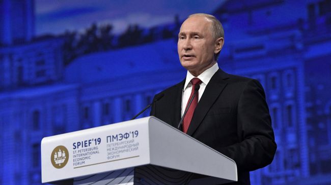 Президент РФ Владимир Путин выступает на пленарном заседании Петербургского международного экономического форума 2019 Президент РФ Владимир Путин выступает на пленарном заседании Петербургского международного экономического форума 2019