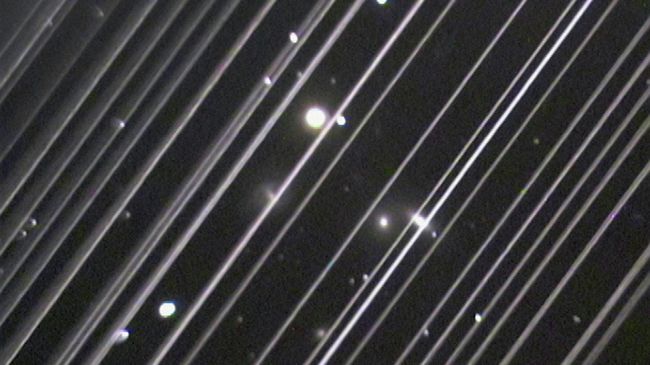 Фото звездного неба. Светлые линии на снимке – спутники системы Starlink