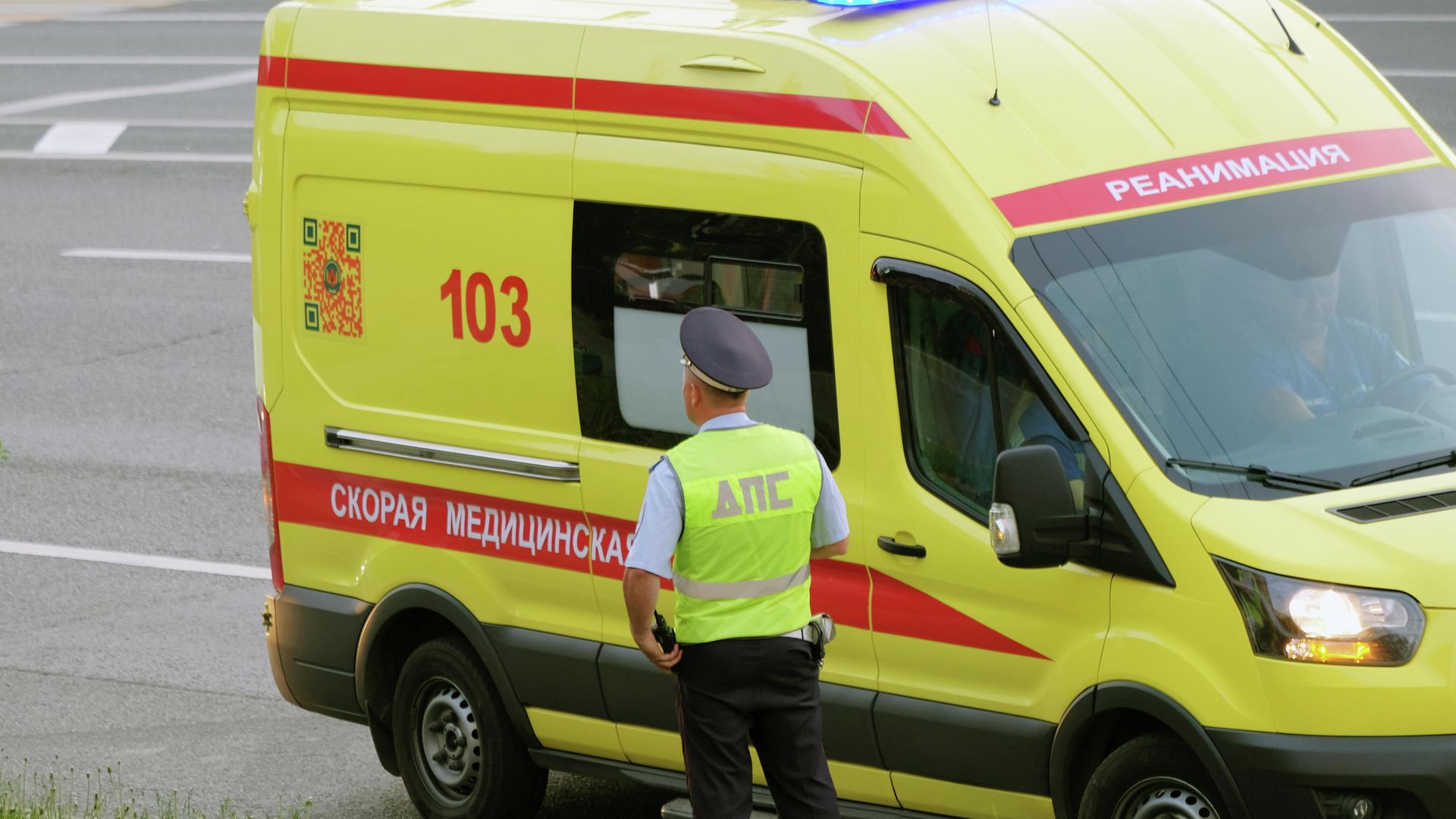 Сотрудник Дорожно-патрульной службы ГИБДД и автомобиль скорой медицинской помощи - РИА Новости, 1920, 02.11.2021