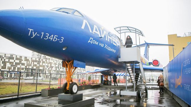Cамолет ТУ-134Б, который использовался в качестве офиса продаж в районе Ходынского поля в Москве Cамолет ТУ-134Б, который использовался в качестве офиса продаж в районе Ходынского поля в Москве