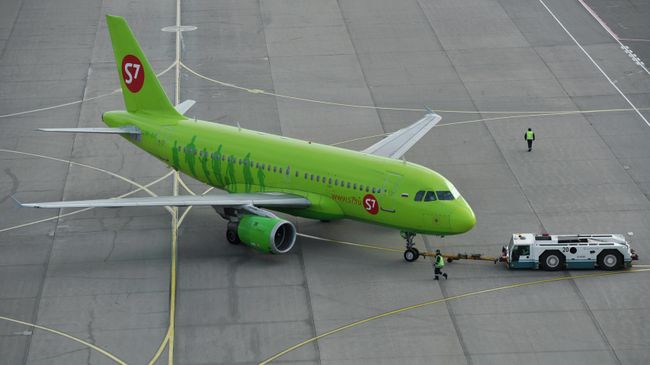 Пассажирский самолет Airbus A319 авиакомпания Сибирь Пассажирский самолет Airbus A319 авиакомпания Сибирь