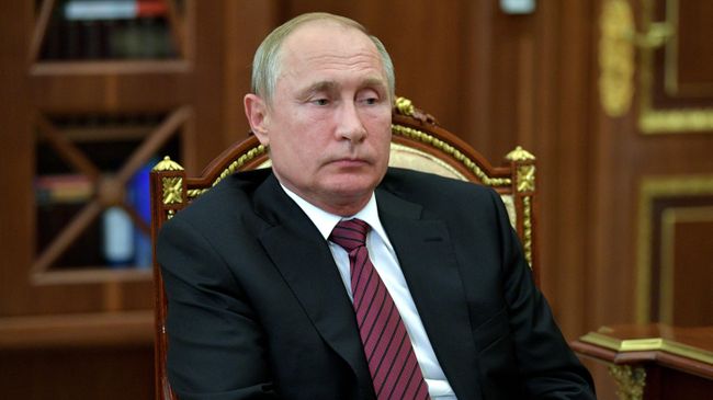 Президент РФ Владимир Путин с министром промышленности и торговли РФ Денисом Мантуровым во время встречи. 11 июня 2019 Президент РФ Владимир Путин с министром промышленности и торговли РФ Денисом Мантуровым во время встречи. 11 июня 2019