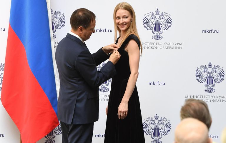Министр культуры РФ Владимир Мединский и актриса, член Союза кинематографистов России Светлана Ходченкова, удостоенная звания Заслуженный артист Российской Федерации