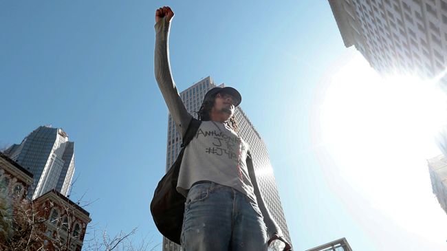 Мужчина участвует в акции протеста в Питтсбурге, штат Пенсильвания Мужчина участвует в акции протеста в Питтсбурге, штат Пенсильвания