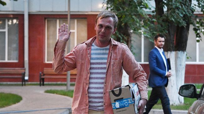 Журналист интернет-издания Медуза Иван Голунов вышел из здания Главного следственного управления ГУ МВД России по Москве. 11 июня 2019