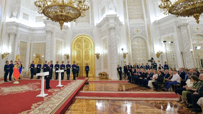 Владимир Путин на церемонии вручения Государственных премий в День России. 12 июня 2019 Владимир Путин на церемонии вручения Государственных премий в День России. 12 июня 2019