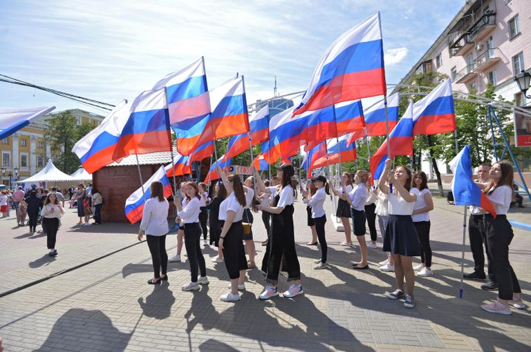 Девушки с флагами на праздновании Дня России в Челябинске Девушки с флагами на праздновании Дня России в Челябинске