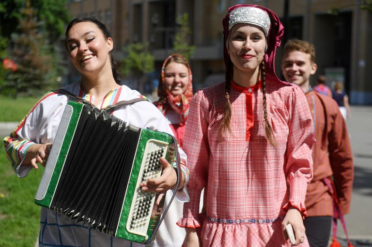 Молодые люди в национальных костюмах на Параде дружбы народов в парке им. М. Горького в Казани Молодые люди в национальных костюмах на Параде дружбы народов в парке им. М. Горького в Казани