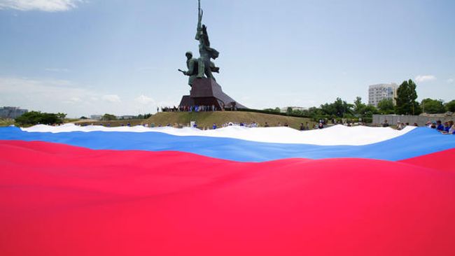 Флаг Российской Федерации на площадке перед памятником Солдат и Матрос в Севастополе. 12 июня 2019 Флаг Российской Федерации на площадке перед памятником Солдат и Матрос в Севастополе. 12 июня 2019