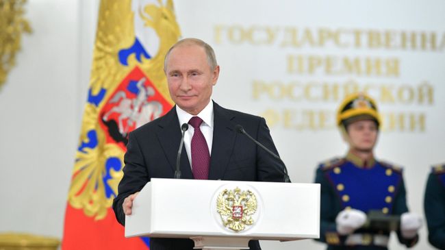 Владимир Путин на церемонии вручения Государственных премий за 2018 год в День России. 12 июня 2019 Владимир Путин на церемонии вручения Государственных премий за 2018 год в День России. 12 июня 2019