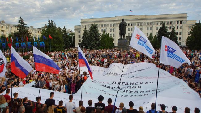 Участники митинга, посвященного Дню России, в Луганске. 12 июня 2019