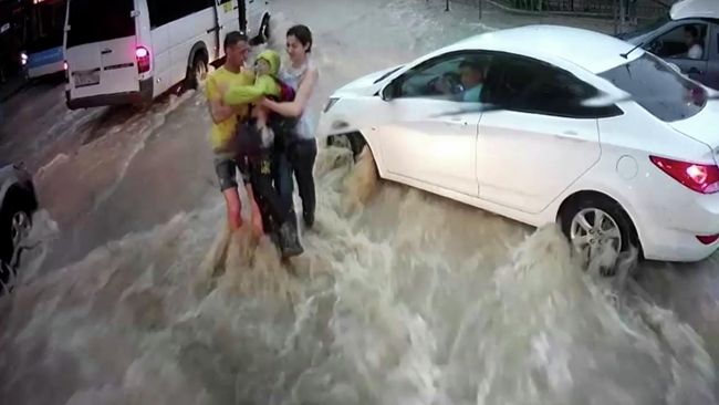 Скриншот видео спасение ребенка, которого унесло потоком воды в Севастополе Скриншот видео спасение ребенка, которого унесло потоком воды в Севастополе