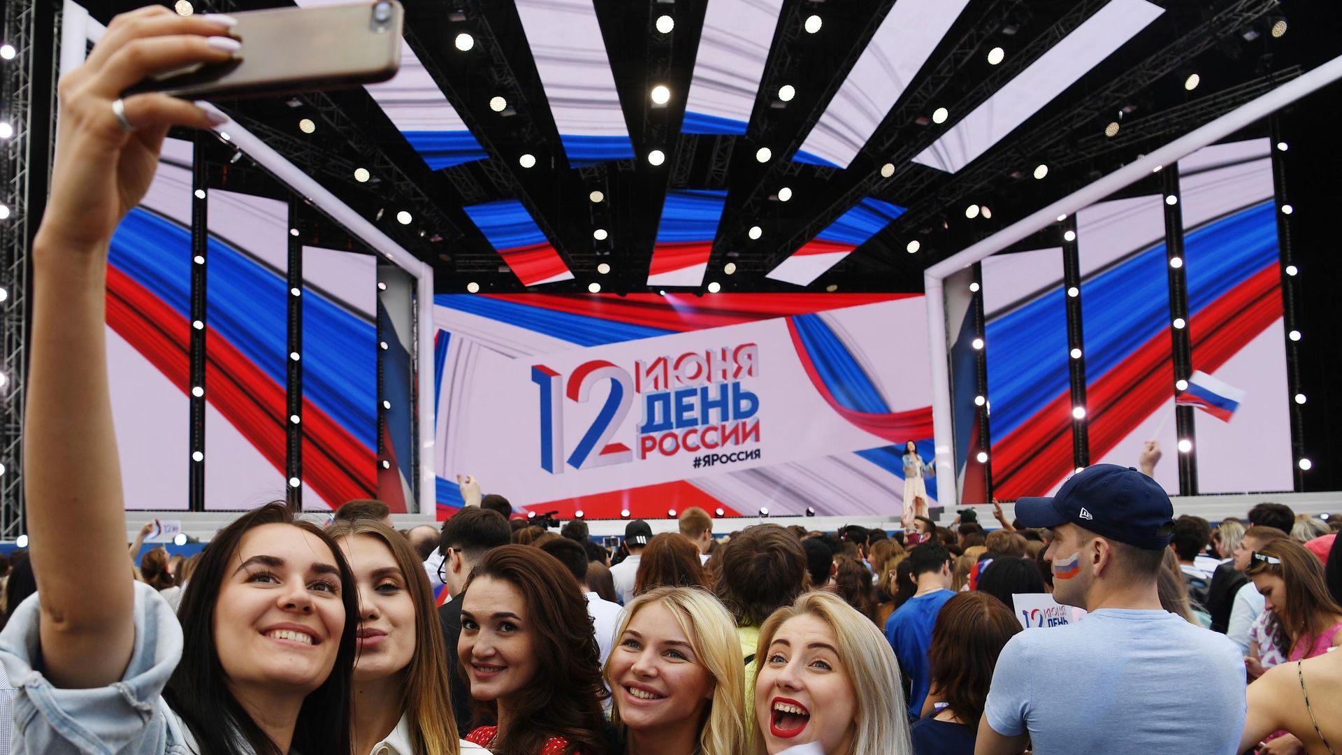 Девушки на праздничном концерте на Красной площади по случаю празднования Дня России Девушки на праздничном концерте на Красной площади по случаю празднования Дня России - РИА Новости, 1920, 12.06.2021