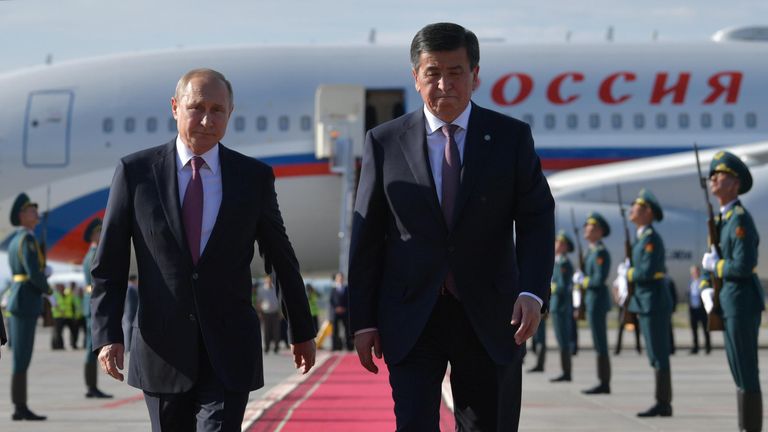 Владимир Путин и президент Киргизии Сооронбай Жээнбеков во время церемонии встречи в аэропорту Бишкека. 13 июня 2019