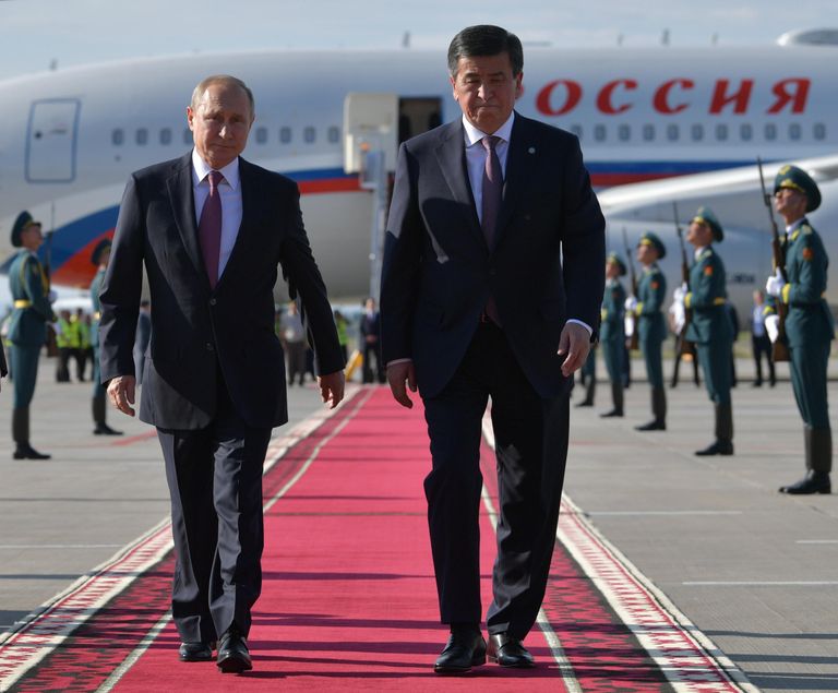 Владимир Путин и президент Киргизии Сооронбай Жээнбеков во время церемонии встречи в аэропорту Бишкека. 13 июня 2019 Владимир Путин и президент Киргизии Сооронбай Жээнбеков во время церемонии встречи в аэропорту Бишкека. 13 июня 2019