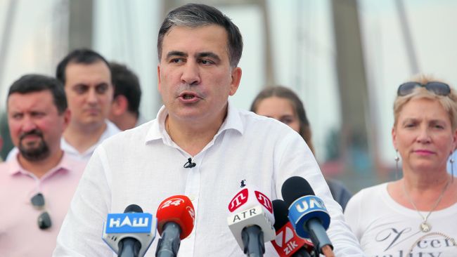 Лидер политической партии Движение новых сил Михаил Саакашвили на пресс-конференции на Рыбальском мосту в Киеве. 13 июня 2019 Лидер политической партии Движение новых сил Михаил Саакашвили на пресс-конференции на Рыбальском мосту в Киеве. 13 июня 2019