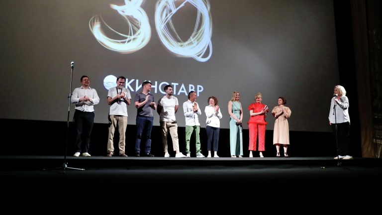 На премьере фильма режиссера Анны Пармас Давай разведемся в рамках 30-го Открытого фестиваля российского кино Кинотавр На премьере фильма режиссера Анны Пармас Давай разведемся в рамках 30-го Открытого фестиваля российского кино Кинотавр