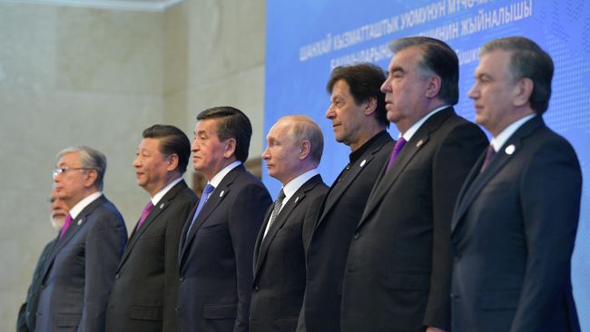 Президент РФ Владимир Путин на церемонии совместного фотографирования глав государств – членов ШОС в государственной резиденции Ала-Арча в Бишкеке Президент РФ Владимир Путин на церемонии совместного фотографирования глав государств – членов ШОС в государственной резиденции Ала-Арча в Бишкеке