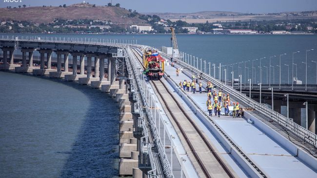 Стыковка рельсов на первом пути железнодорожной части Крымского моста Стыковка рельсов на первом пути железнодорожной части Крымского моста