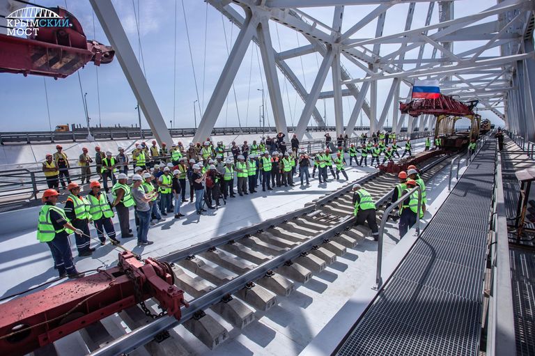 Стыковка рельсов на первом пути железнодорожной части Крымского моста