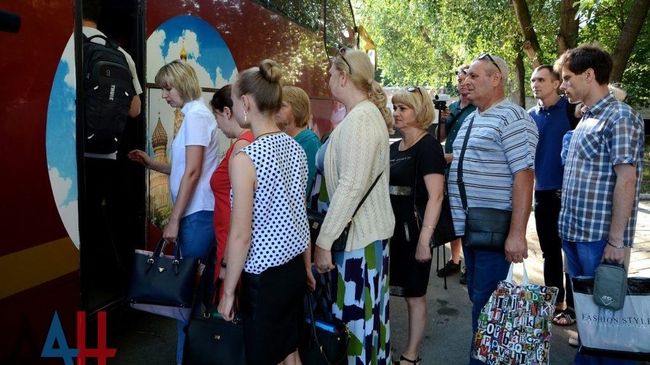 Жители ДНР выехали в Ростовскую область для получения паспортов граждан РФ Жители ДНР выехали в Ростовскую область для получения паспортов граждан РФ