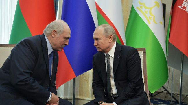 Президент РФ Владимир Путин и президент Белоруссии Александр Лукашенко во время встречи на полях саммита ШОС в Бишкеке Президент РФ Владимир Путин и президент Белоруссии Александр Лукашенко во время встречи на полях саммита ШОС в Бишкеке