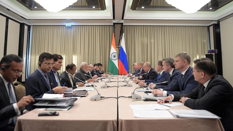 Президент РФ Владимир Путин и премьер-министр Индии Нарендра Моди во время встречи в Бишкеке