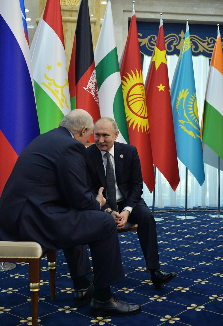 Президент РФ Владимир Путин и президент Белоруссии Александр Лукашенко (слева) во время встречи на полях саммита Шанхайской организации сотрудничества (ШОС) Президент РФ Владимир Путин и президент Белоруссии Александр Лукашенко (слева) во время встречи на полях саммита Шанхайской организации сотрудничества (ШОС)