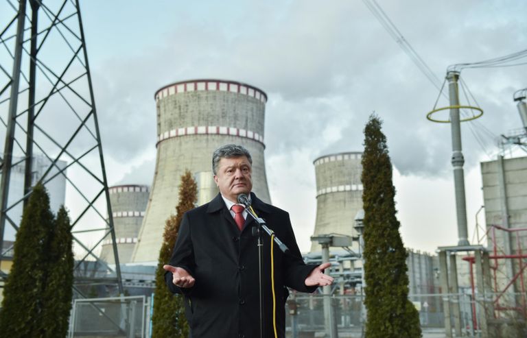 Президент Украины Петр Порошенко во время посещения Ровенской атомной электростанции в Кузнецовске. 2016 год 