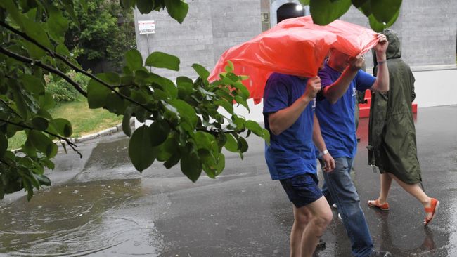 Прохожие во время дождя в Москве Прохожие во время дождя в Москве