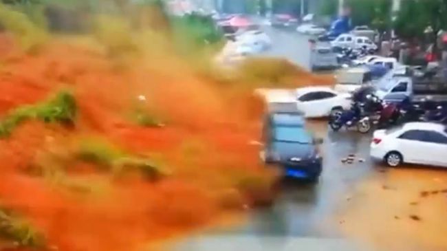 В Китае разрушительный сель попал на видео В Китае разрушительный сель попал на видео