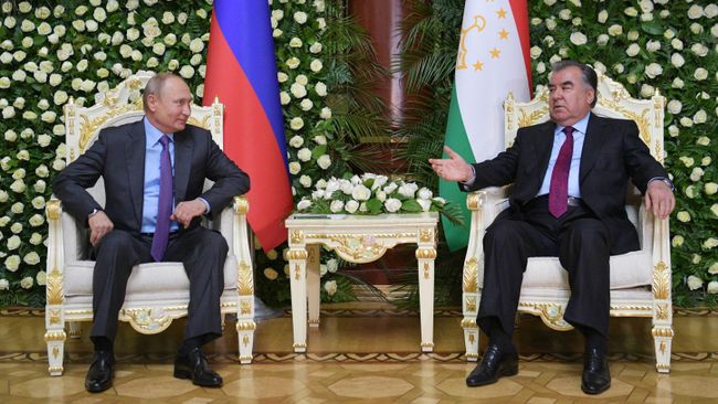 Владимир Путин и президент Таджикистана Эмомали Рахмон во время встречи в Душанбе. 14 июня 2019 Владимир Путин и президент Таджикистана Эмомали Рахмон во время встречи в Душанбе. 14 июня 2019