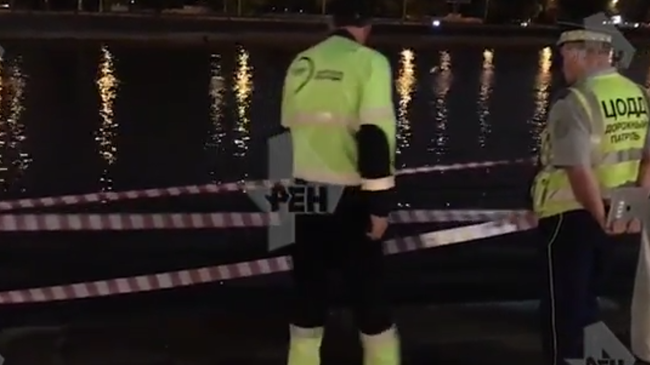 Автомобиль упал в реку в центре Москвы Автомобиль упал в реку в центре Москвы