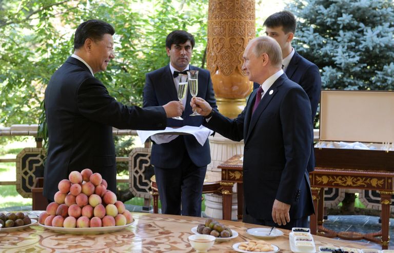 Президент РФ Владимир Путин в субботу поздравил председателя КНР Си Цзиньпина с днем рождения  во время встречи в резиденции китайского лидера в Душанбе. 15 июня 2019